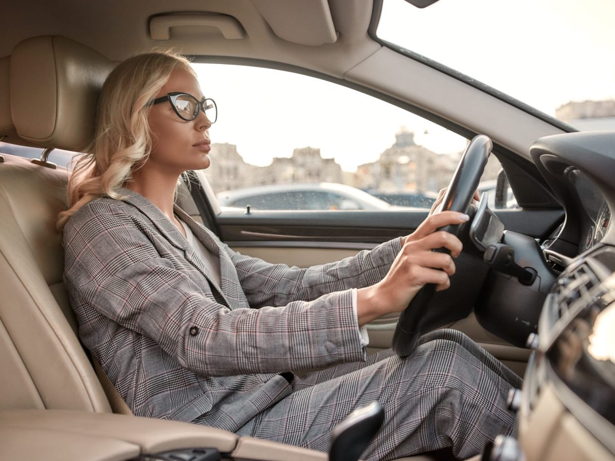 Frau Brille Auto