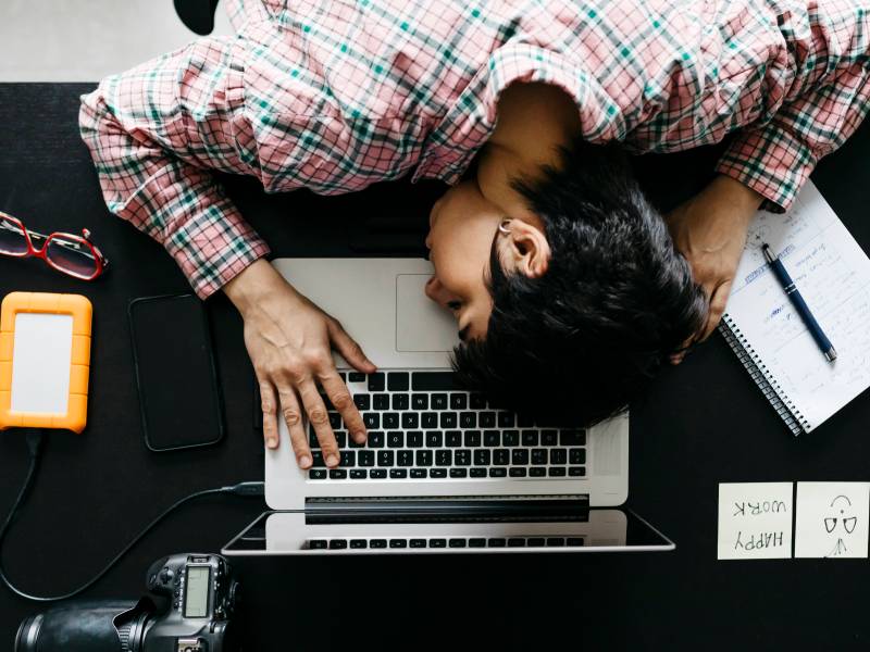 Frau schläft auf dem Laptop