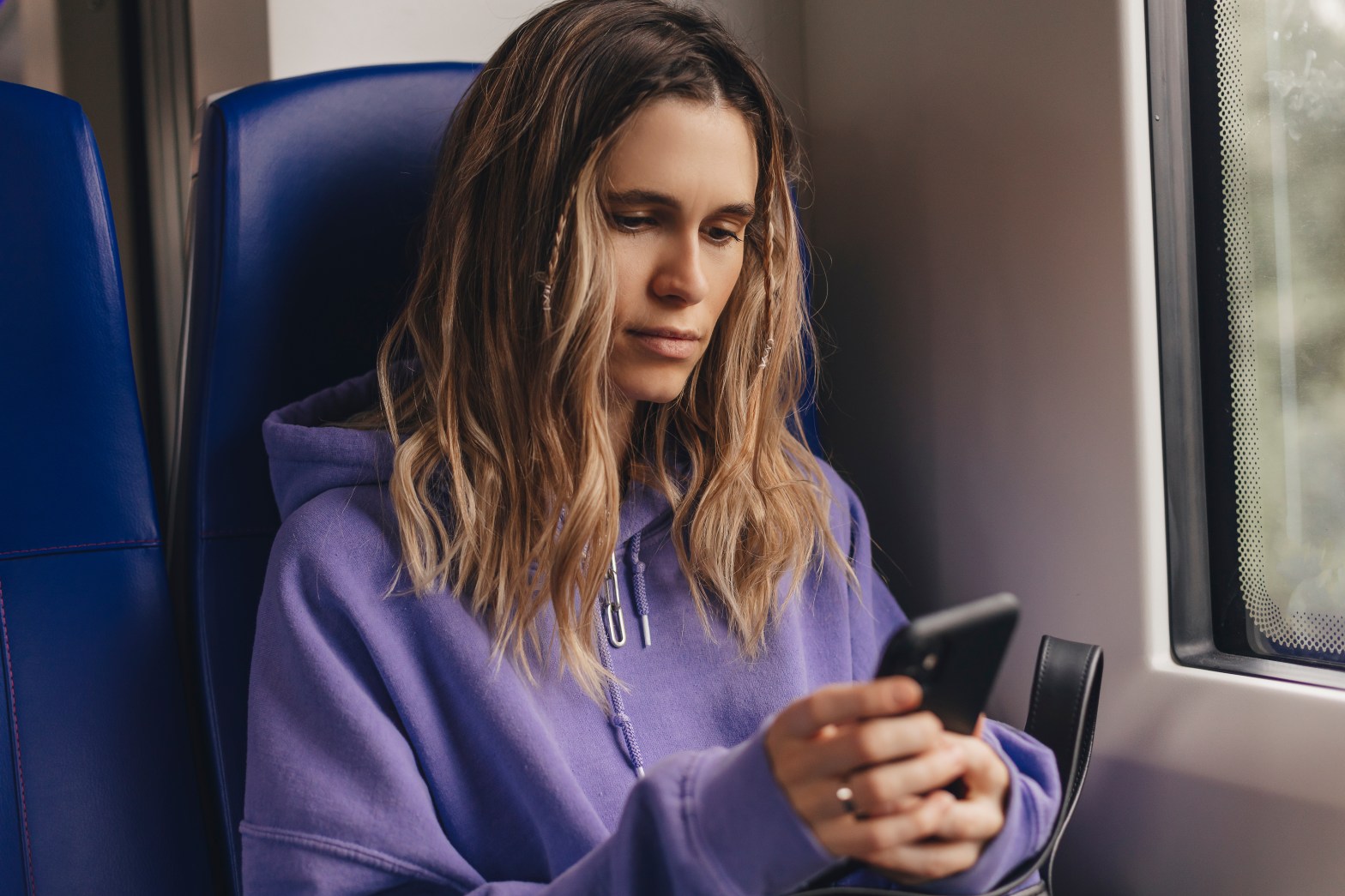 Frau in der Bahn