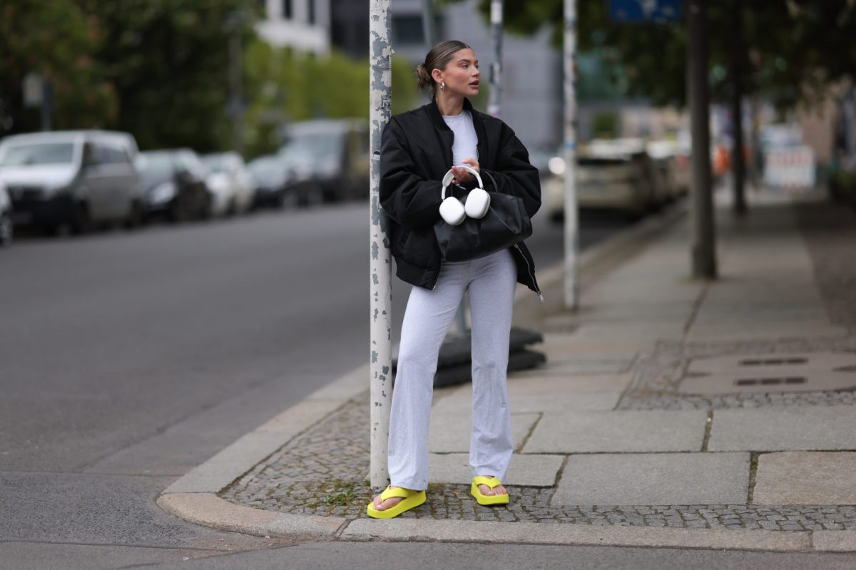 Frau mit Jogginghose Streetstyle