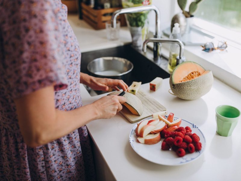 Frau Obst schneiden