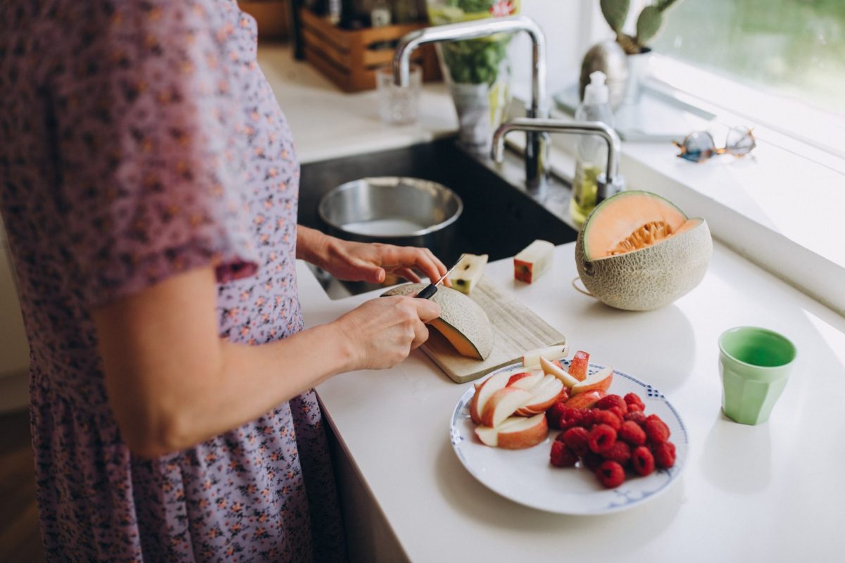 Frau Obst schneiden