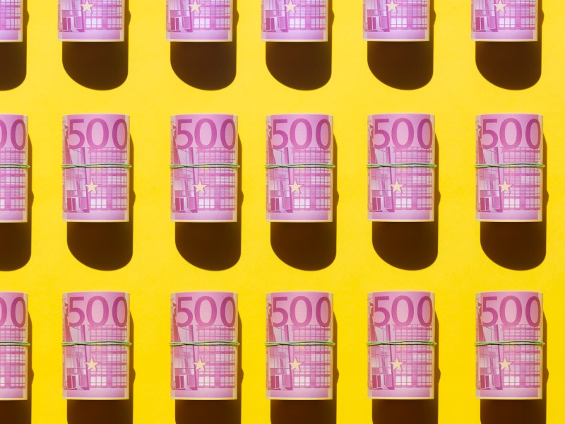 500 Euro Geldrollen auf gelbem Hintergrund.