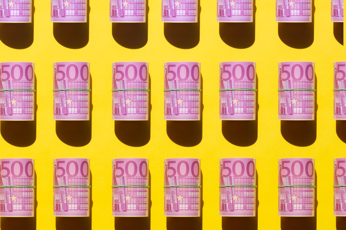 500 Euro Geldrollen auf gelbem Hintergrund.