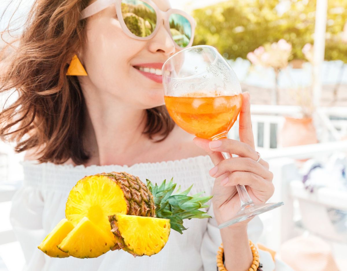 Frau trinkt einen Aperol Spritz. Aperol Ananas Spritz: Cocktail-Ideen für deinen Sommer