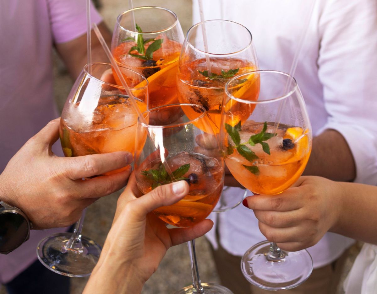 5 Personen stoßen mit Aperol Spritz an