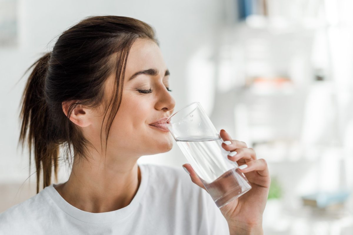 Frau Wasser trinken