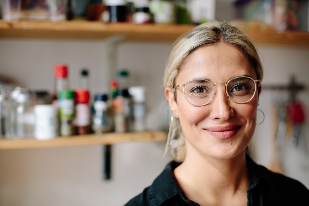 frau küche blond brille haut