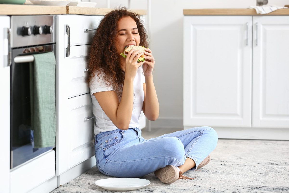 Frau Käsebrot essen