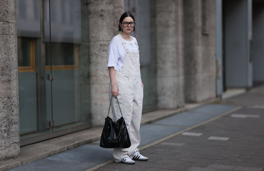 Latzhosen und Samba Streetstyle-Foto