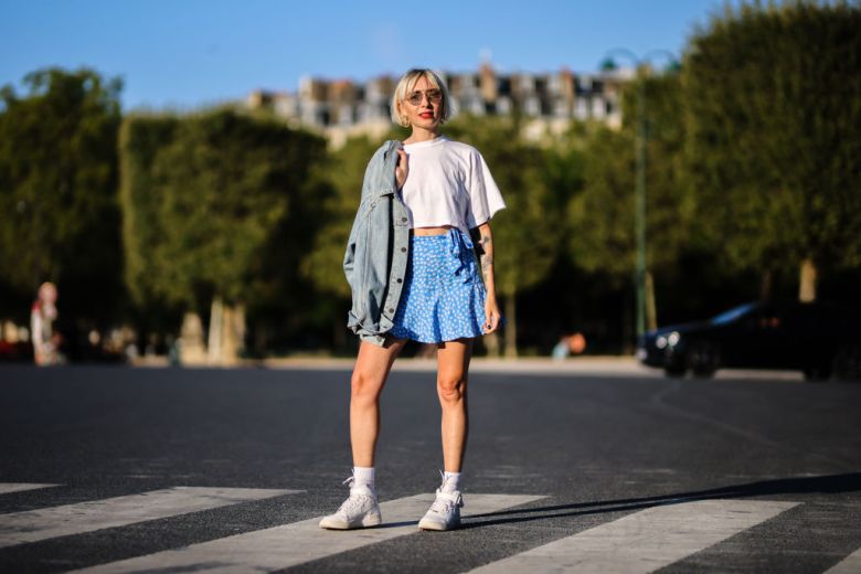 Frau mit Sneakern und rock