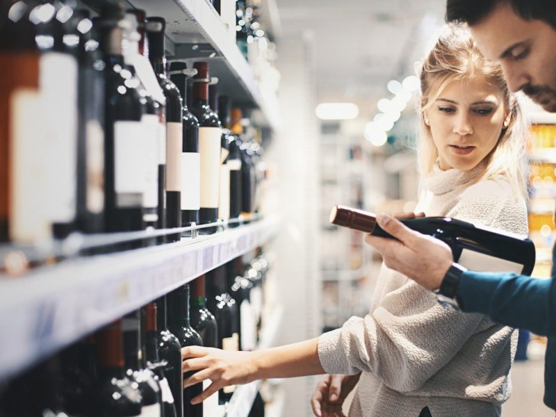 wein kaufen paar supermarkt regal