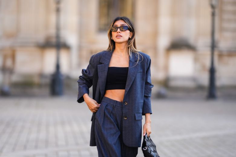 Frau mit Nadelstreifenanzug