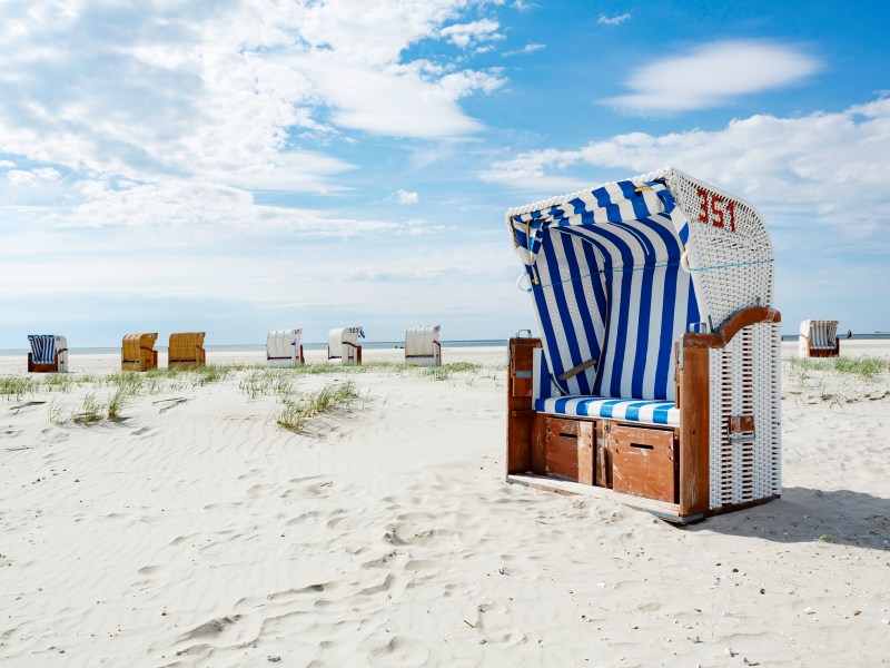 Strandkörbe am Meer.