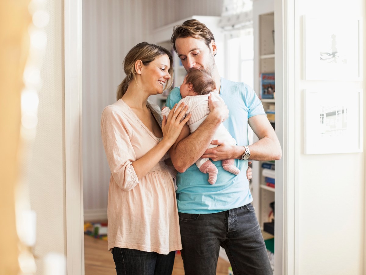 Eine Frau und ein Mann zusammen mit einem neugeborenem Baby.