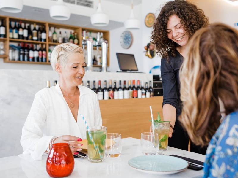 Frauen in Restaurant getränke