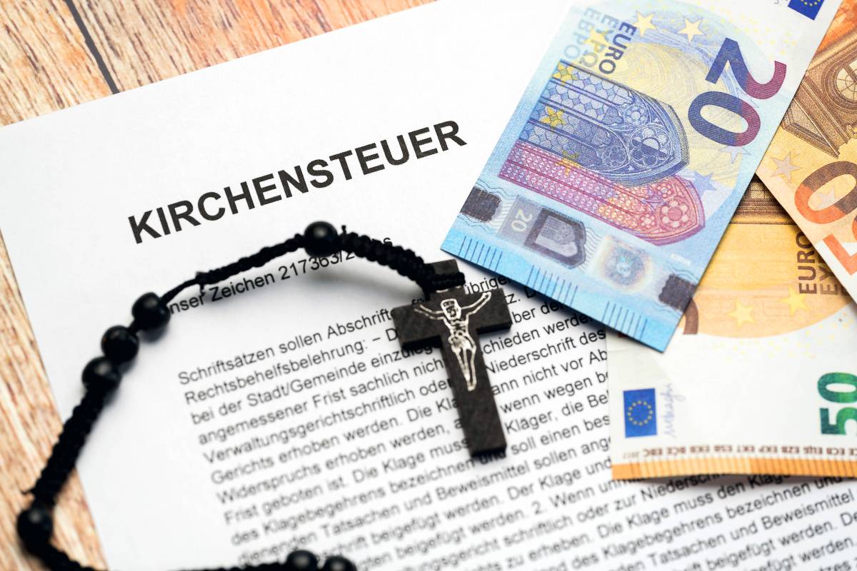 Geld und ein Dokument mit der Aufschrift "Kirchensteuer"