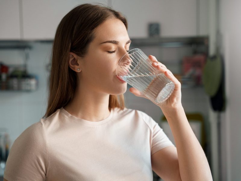 Frau Wasser trinken