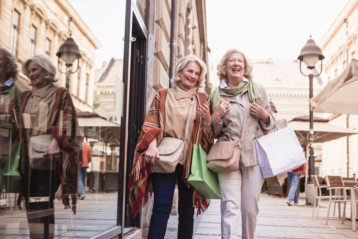 Zwei Senior:innen sind am Shoppen.