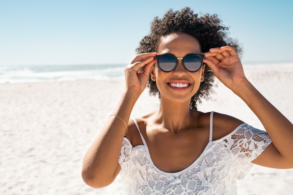 Frau mit Sonnenbrille