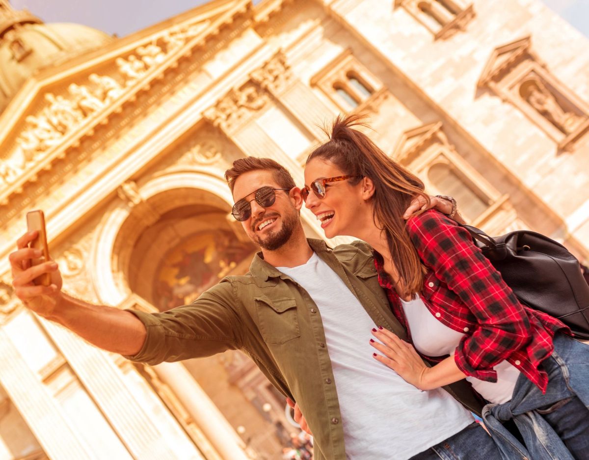 Städtetrip: Paar macht Selfie