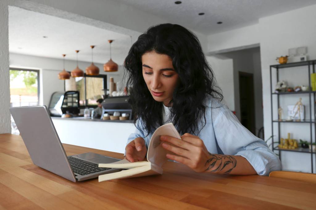 Frau Laptop Versicherung