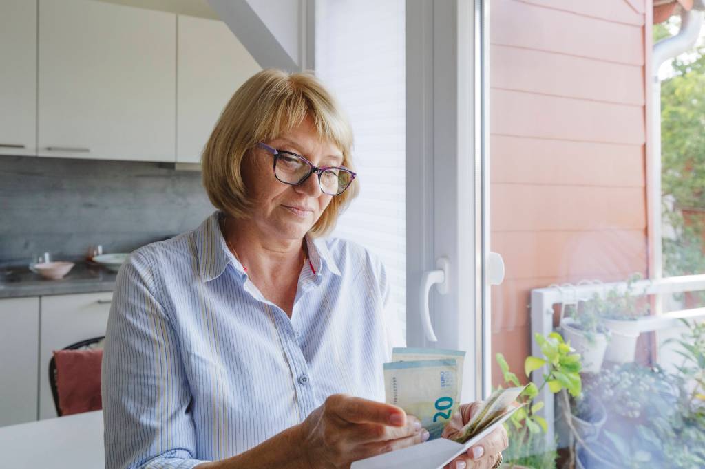 Frau Rente weniger geld für neurentner