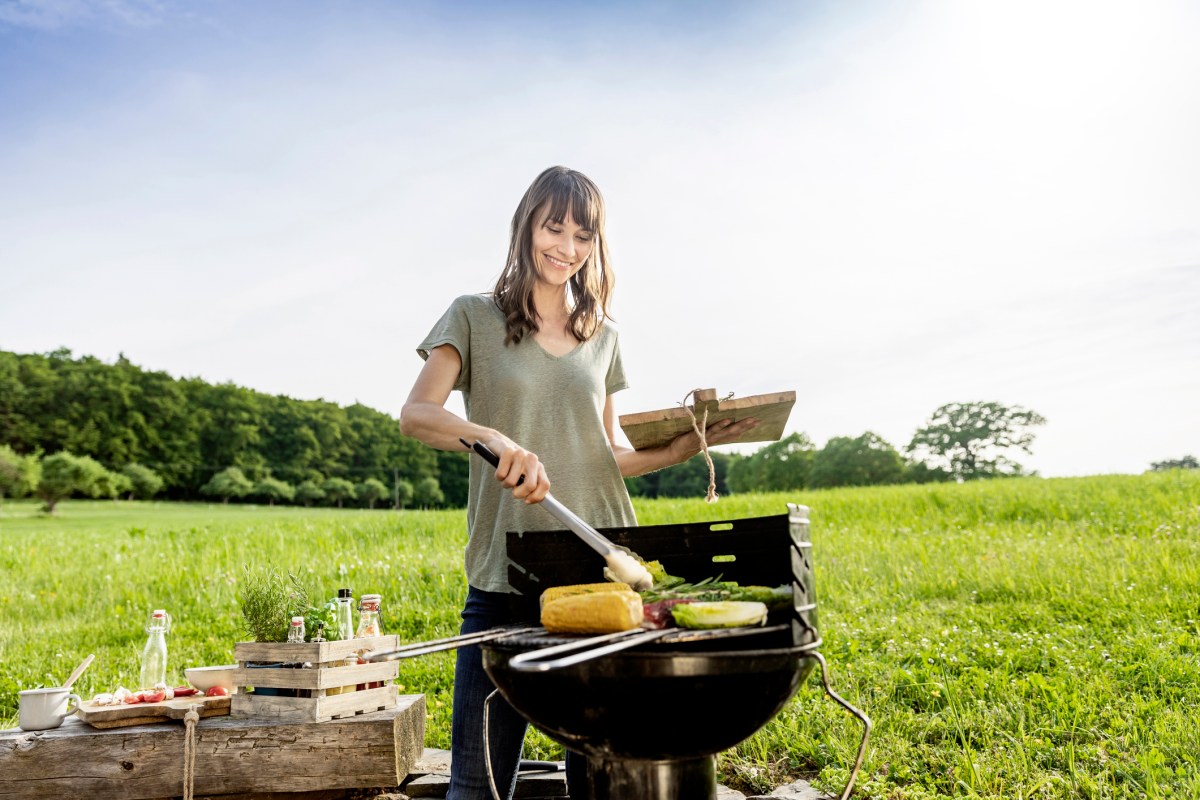 frau grillt auf einem feld