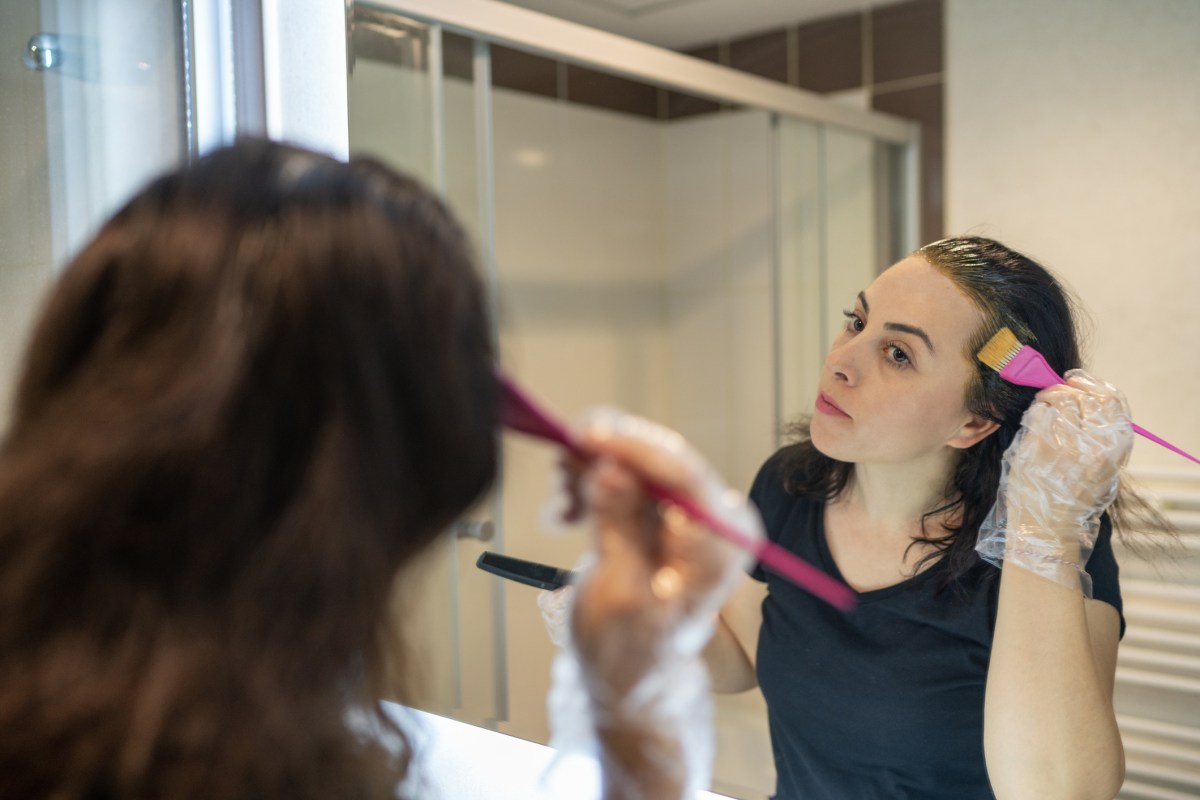 frau fÃ¤rbt haare zuhause