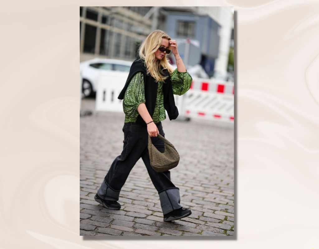 Frau mit Plateau Sneakern in Schwarz