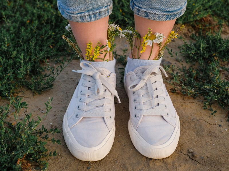 sneaker im sommer mit blumen