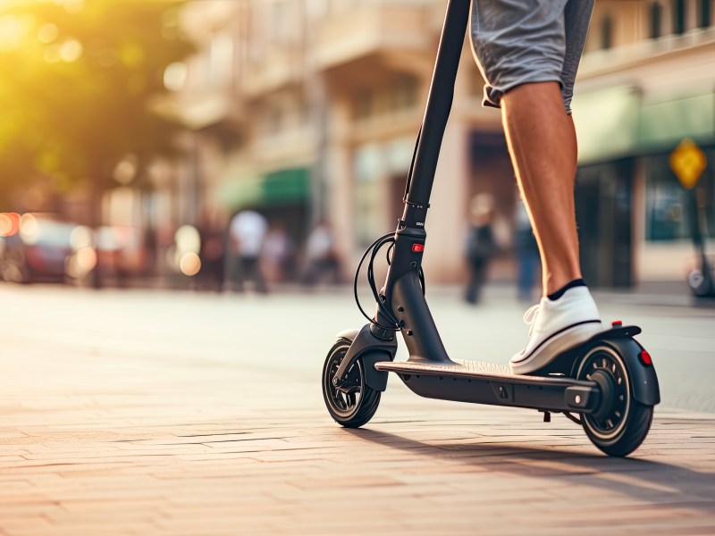 Komfort, Sicherheit und hohe Reichweite: Der Odsy Neo e100 E-Scooter überzeugt durch Qualität und wird bei Amazon gerade 200 Euro günstiger angeboten.