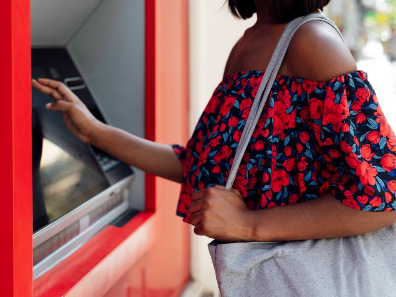 Frau bankautomat