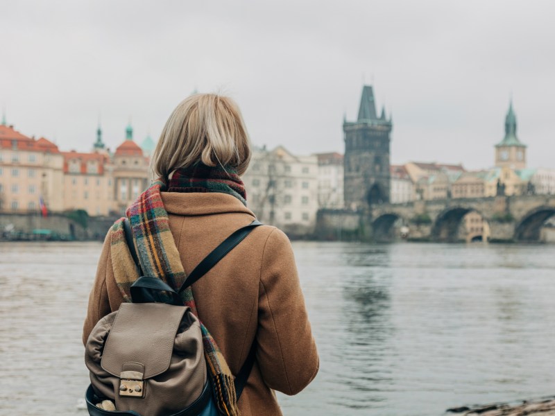 Frau in Prag