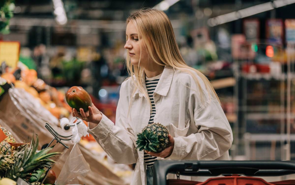 Frau Shrinkflation Preise Lebensmittel Supermarkt