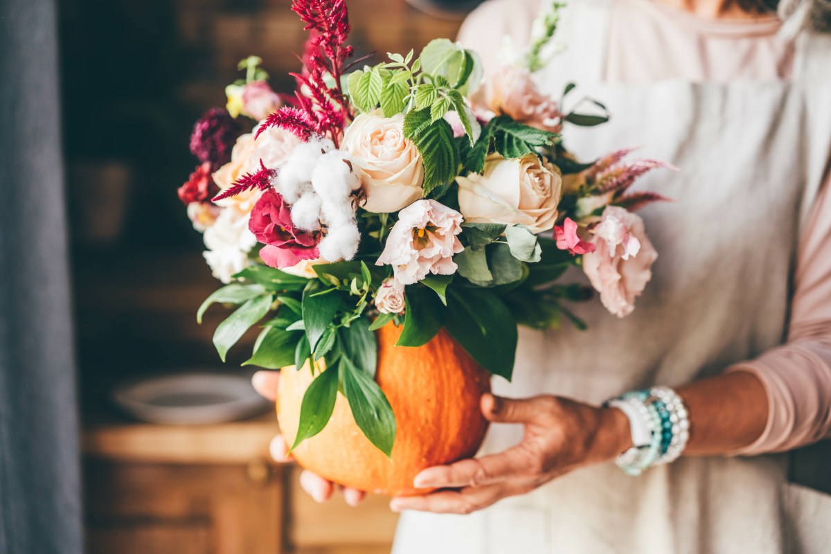 Frau mit Kürbisvase