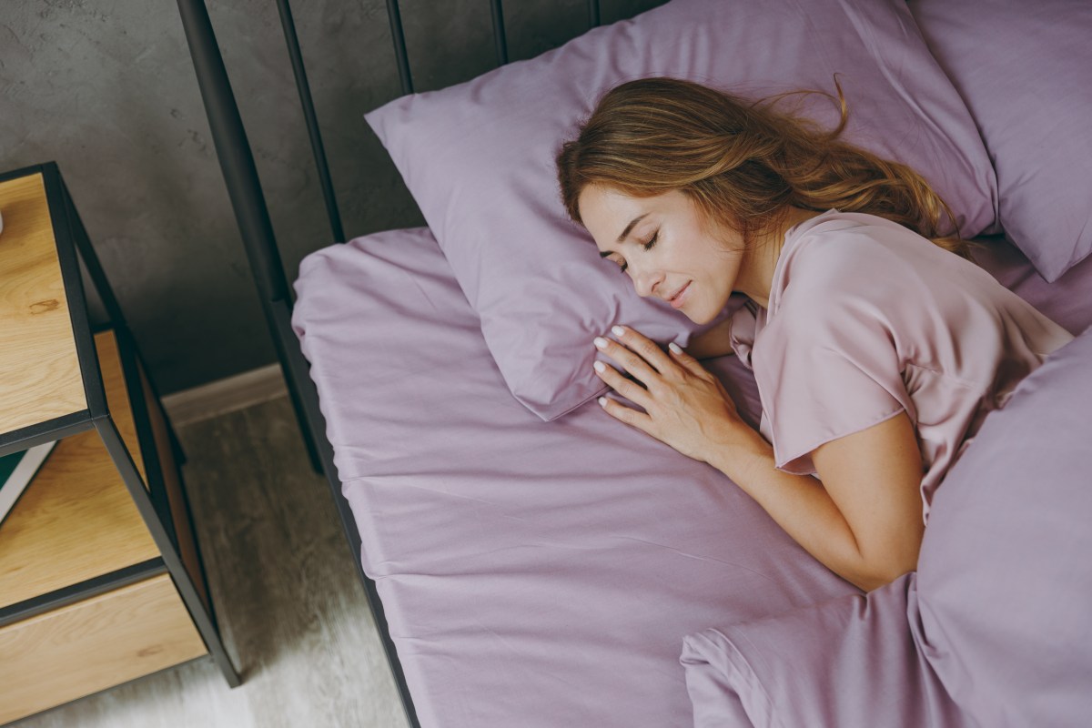 Eine Frau liegt im Bett und schlÃ¤ft.