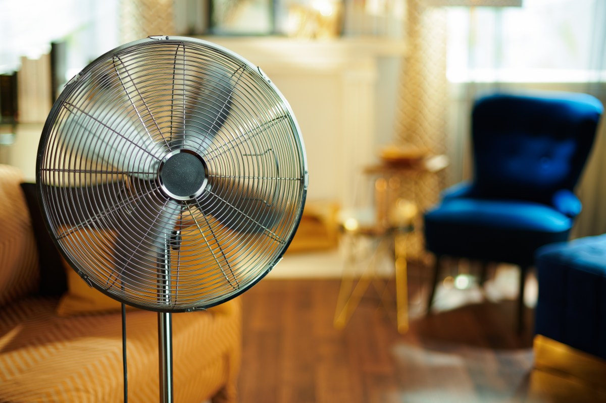 Ein Ventilator steht im Wohnzimmer.