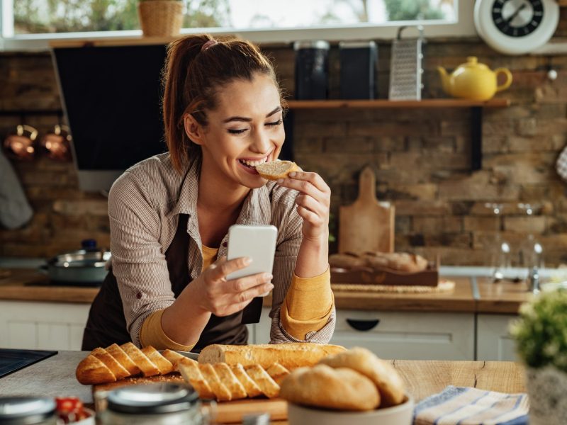 Frau Brot essen