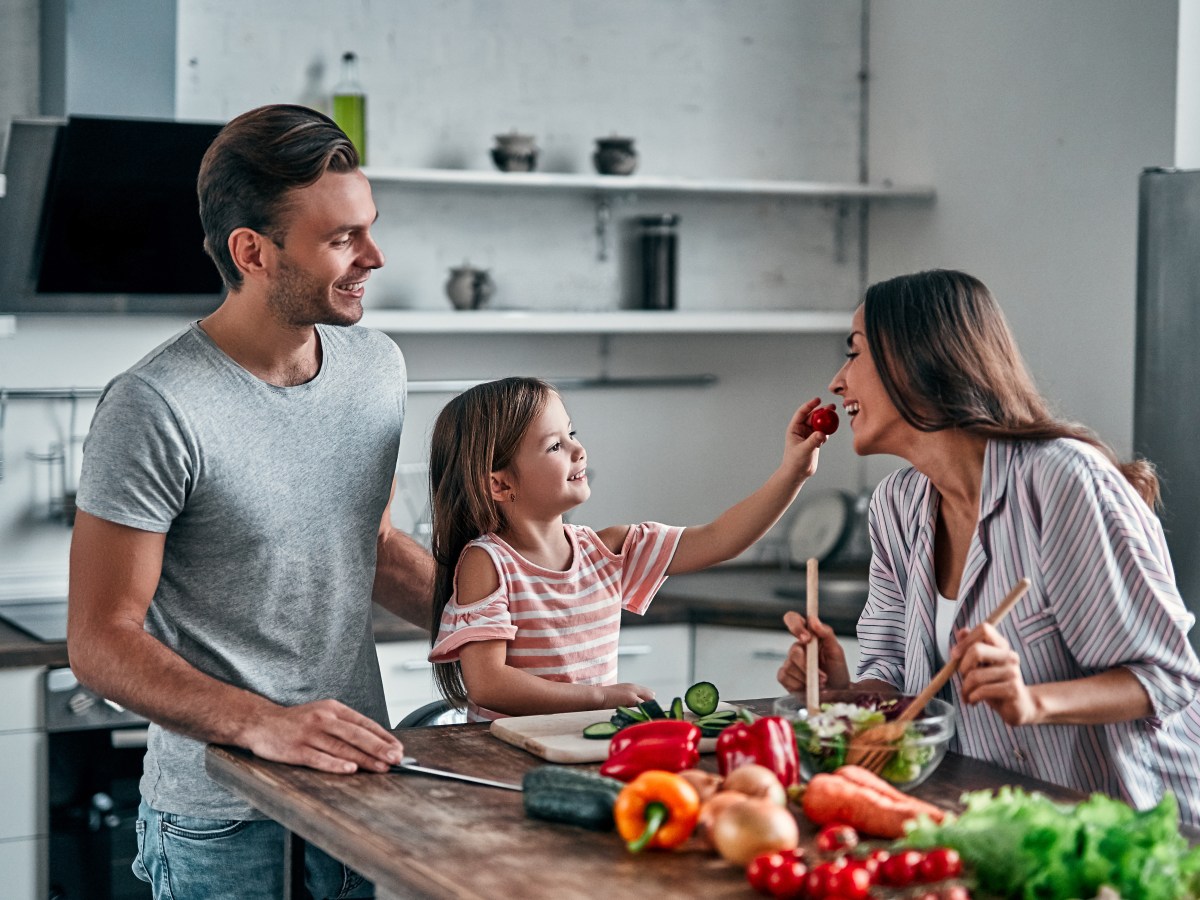 Wer nicht über 1.000 Euro für einen Thermomix ausgeben will, der findet in der Bosch Küchenmaschine MUM5 eine preiswerte Alternative.