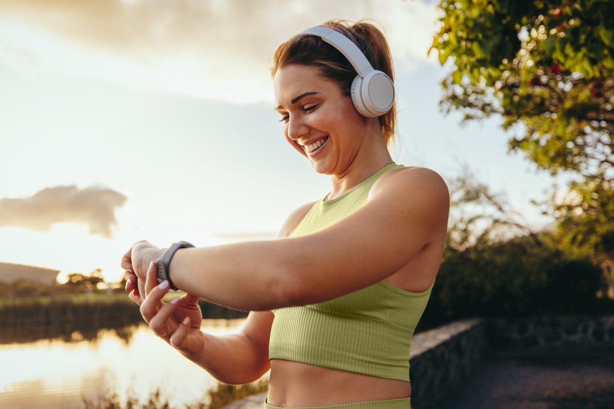 Fitness-Tracker Smart Watch Frau beim Joggen