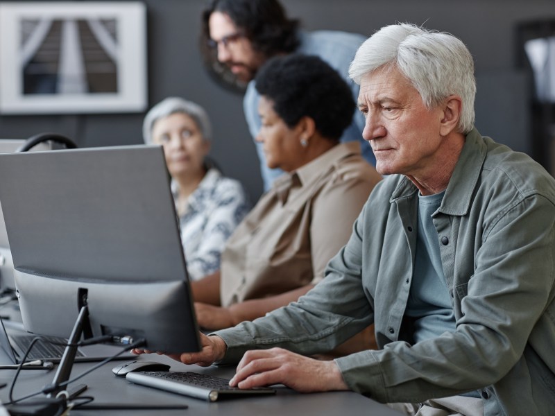 Senior arbeitet im Büro