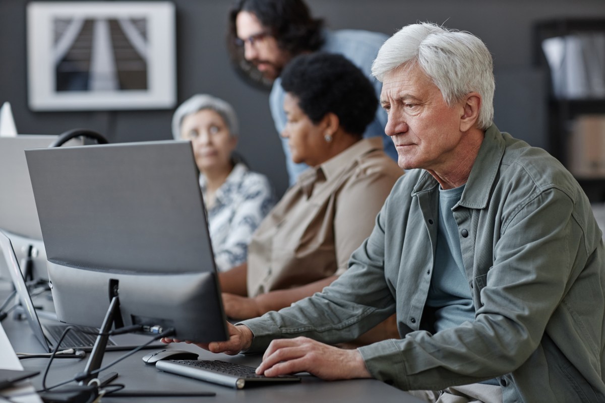 Senior arbeitet im Büro