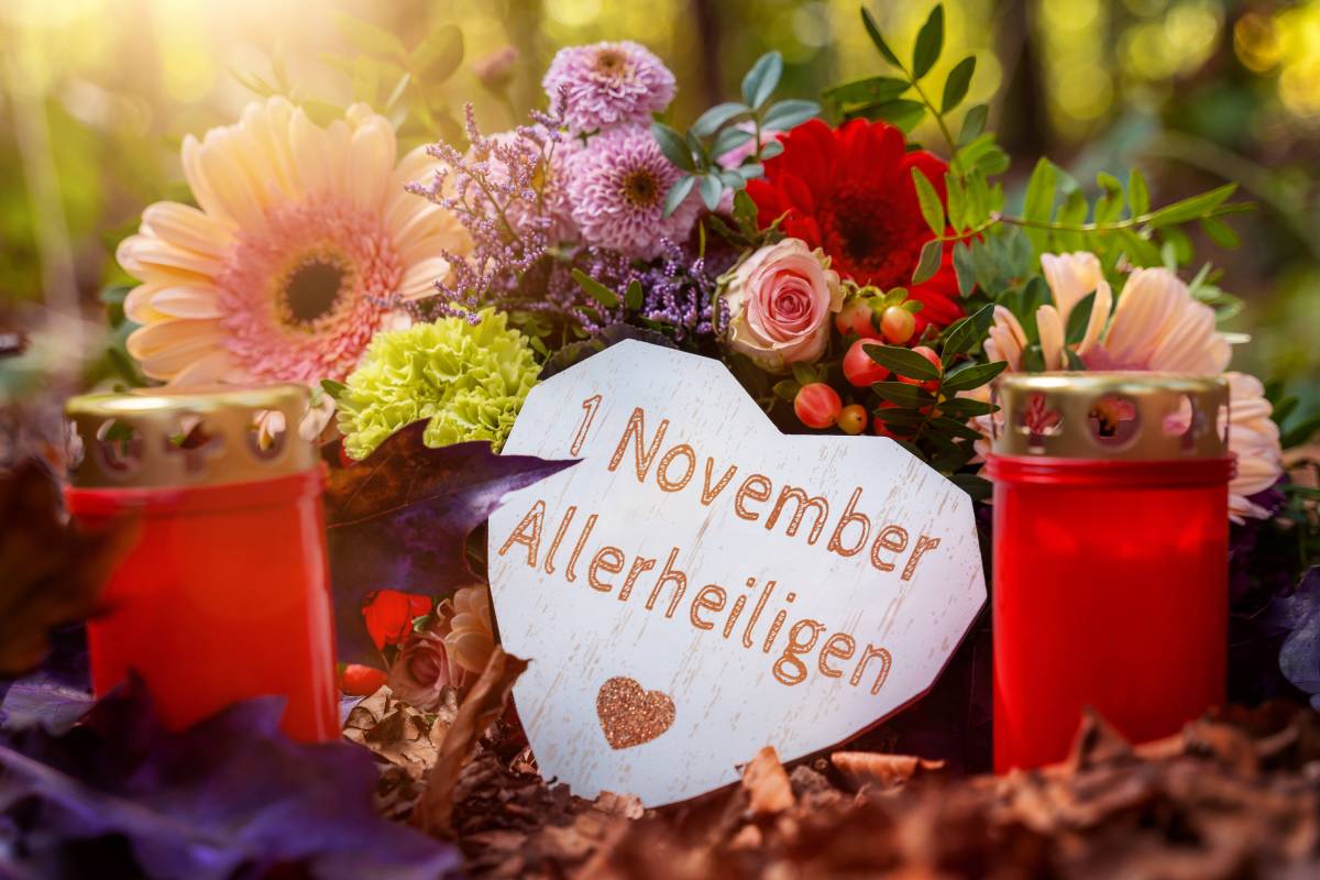 Ein Grab mit einem Herz mit der Aufschrift "1. November Allerheiligen.