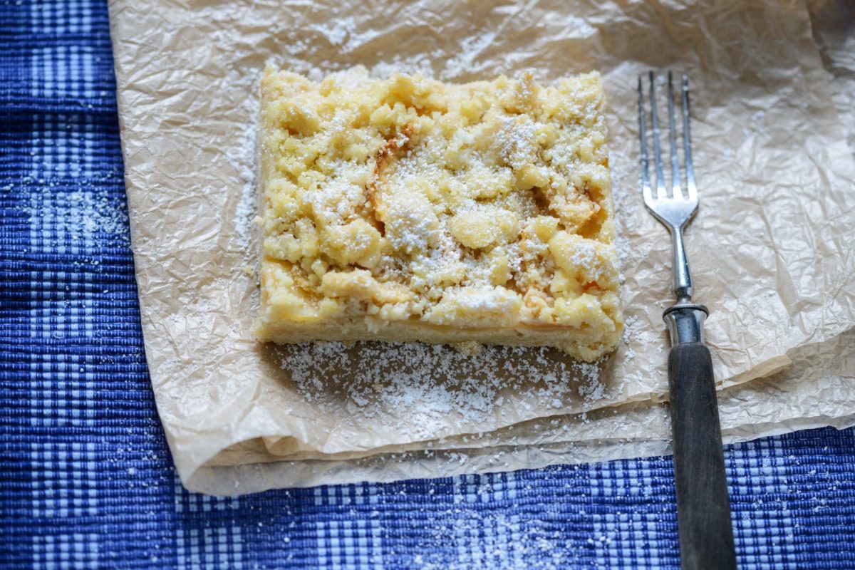 Apfelkuchen mit Streusel und Pudding