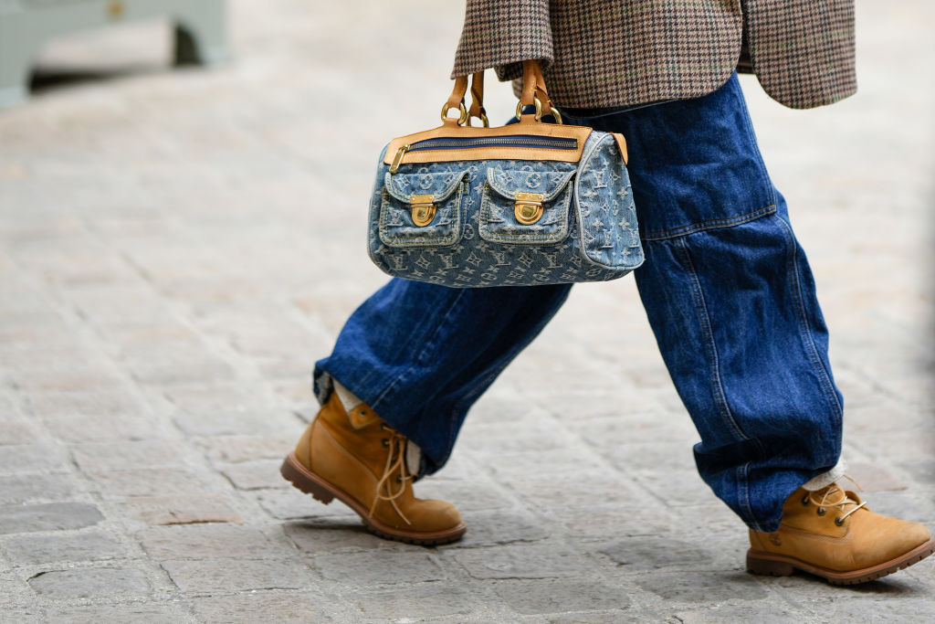 Baggy Jeans und Stiefel