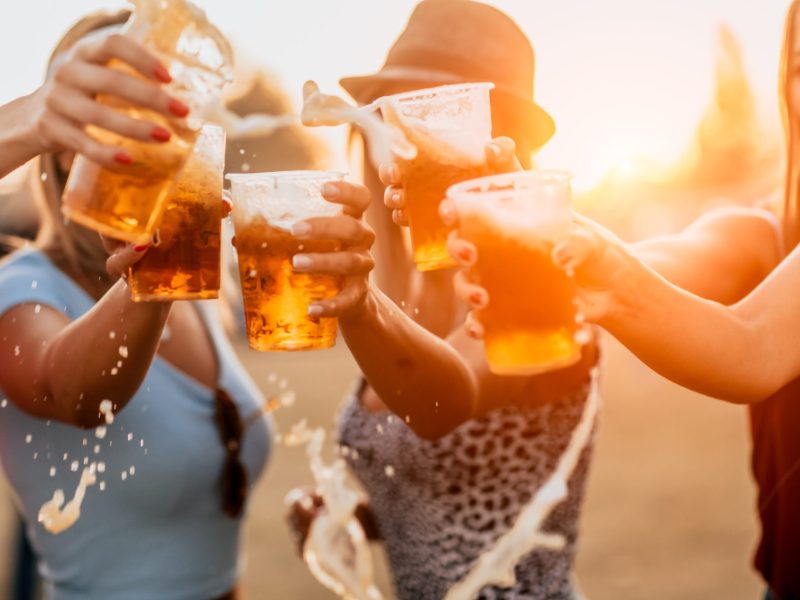 Freundinnen Bier trinken