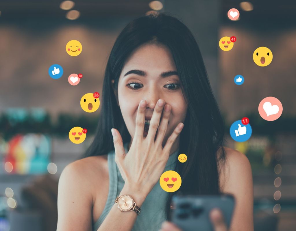 Frau mit Handy: Emoji Auswahl verrät viel über deinen Charakter