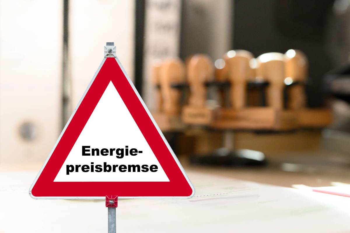 Ein Warnschild mit der Aufschrift "Energiepreisbremse"