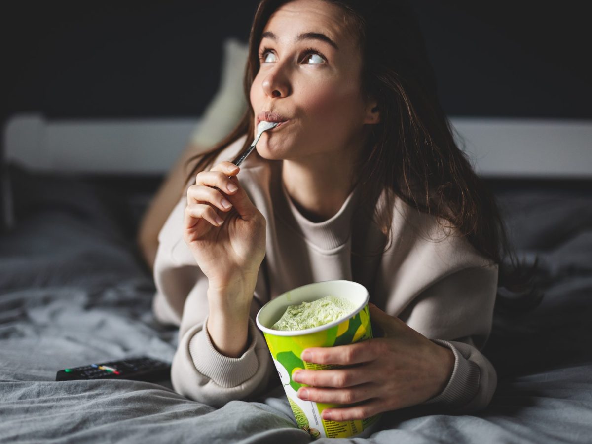 Frau Eis essen im Bett